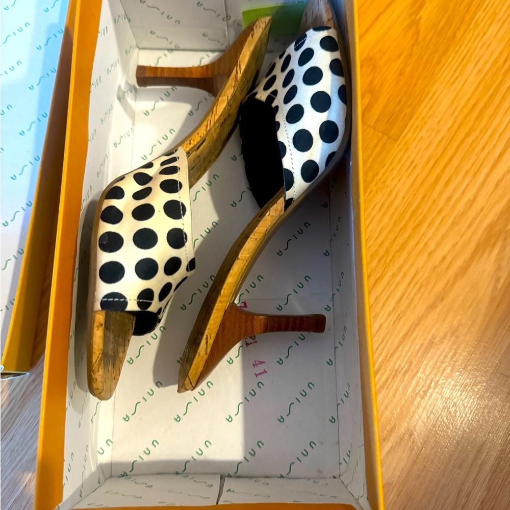 Unisa size 6.5 heels.